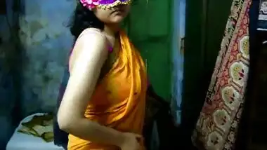 Indian XXX slut takes her yellow sari and stay with naked sex jugs
