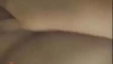 Amateur porn video where the Desi wench willingly shows big tits and pussy