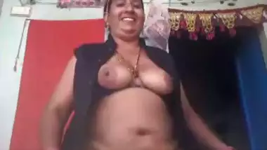 Rajasthani milf dances naked and shows her boobs in nude MMS